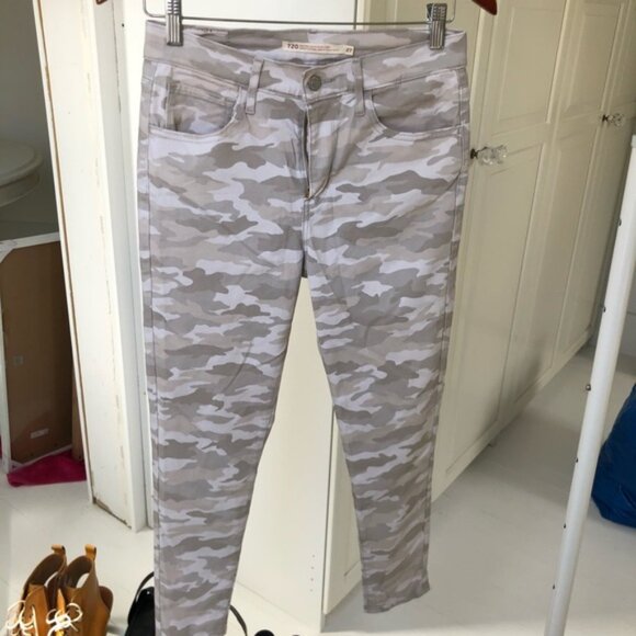 NWOT High rise camo Levi pants - Picture 1 of 4